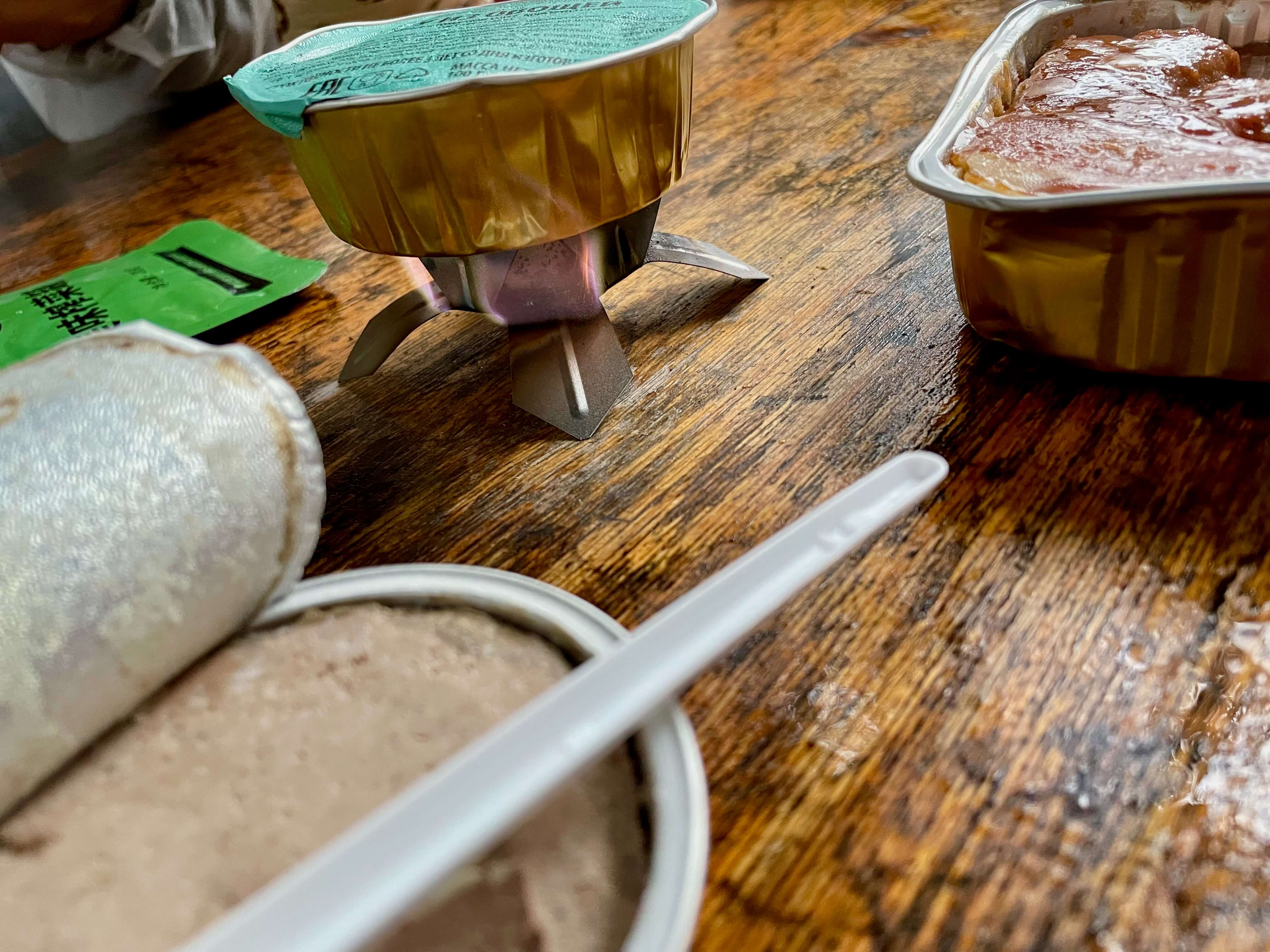 正在加热的蔬菜丁罐头